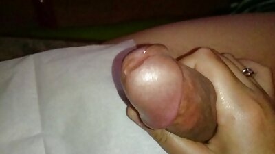 Soția Suge și înghite esperma în genunchi în timp ce este înregistrată în POV