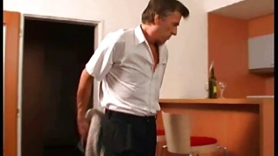 Soțul încornorat își filmează soția fierbinte dracuind în camera de hotel